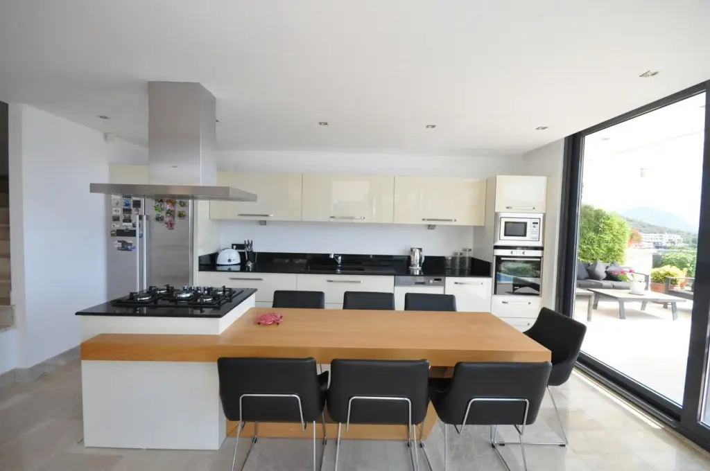 Fitted kitchen